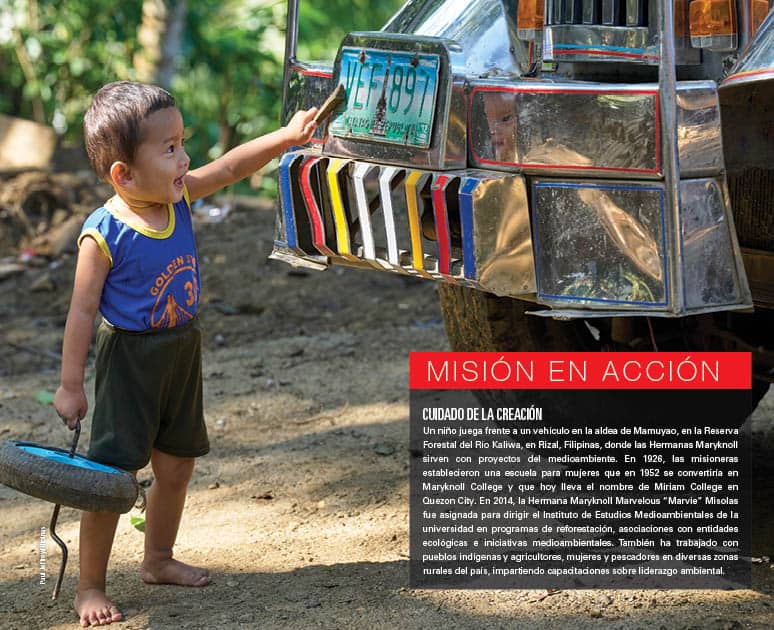 S26-Centerspread Un niño se detiene enfrente de un "jeepney" en la aldea rural de Mayumao, una comunidad en la Reserva Forestal del Río Kaliwa en las Filipinas, en la provincia de Rizal. (Paul Jeffrey/Filipinas)