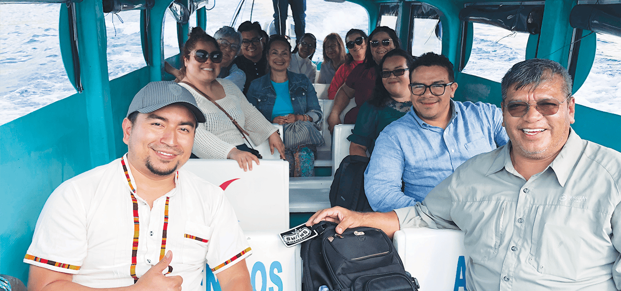 Los participantes de Maryknoll y CRS viajan en lancha hacia Santiago La Laguna, en el Lago de Atitlán, Panajachel, Guatemala. (Leonel Yoque/Guatemala)
