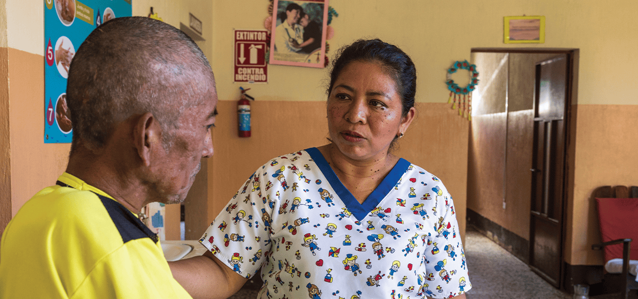 La enfermera Brenda Ambrocio ha trabajado en el Hospicio Santa María en Pajapita, Guatemala, desde que el hospicio abrió sus puertas en el 2006 sirviendo a 400 pacientes desde entonces. (Octavio Durán, OFM)