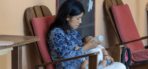 Una madre seropositiva encuentra un hogar para ella y su bebé en un hospicio Maryknoll. (Octavio Durán, OFM)