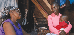 La enfermera Mary Kamau vacuna al bebé de una madre seropositiva. Gracias a los servicios que EDARP ofrece, se ha prevenido la transmisión del virus a los cuatro hijos de esta madre. (Paul Jeffrey)
