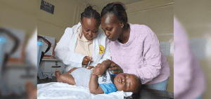 Josephine Kamau visita a Stacy Adhiambo y a su hijo de un año Byalian, quien nació seronegativo. Adhiambo nació seropositiva pero no supo de su condición hasta 2005, tras lo cual empezó tratamiento. (Paul Jeffrey)