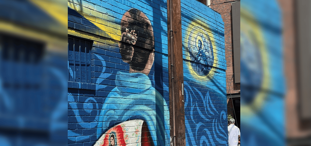 Representación de una mujer en kimono observando a San Francisco Javier de la parroquia Saint Francis Xavier. (Joseph Donovan/EE. UU.)