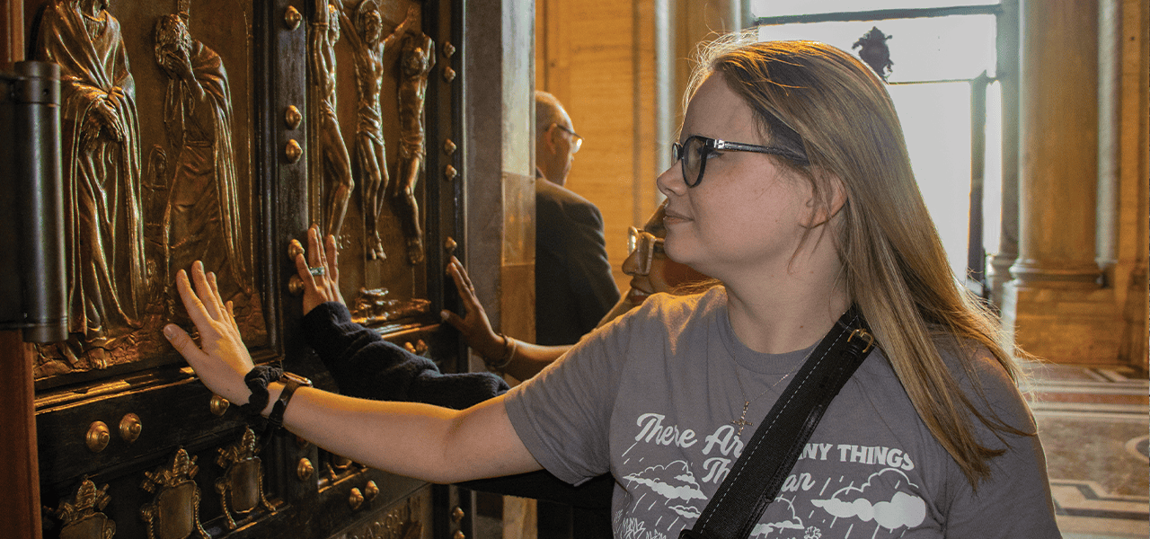 Lauren Pusich, una participante del peregrinaje, pasa por la Puerta Santa en la Basilica de San Pedro. (Andrea Moreno-Díaz/Italia)