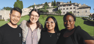 Los jóvenes embajadores Maryknoll: Andrés García, Brinkley Johnson, Luna Stephanie y Ogechi Akalegbere en Asís. (Andrea Moreno-Díaz/Italia)