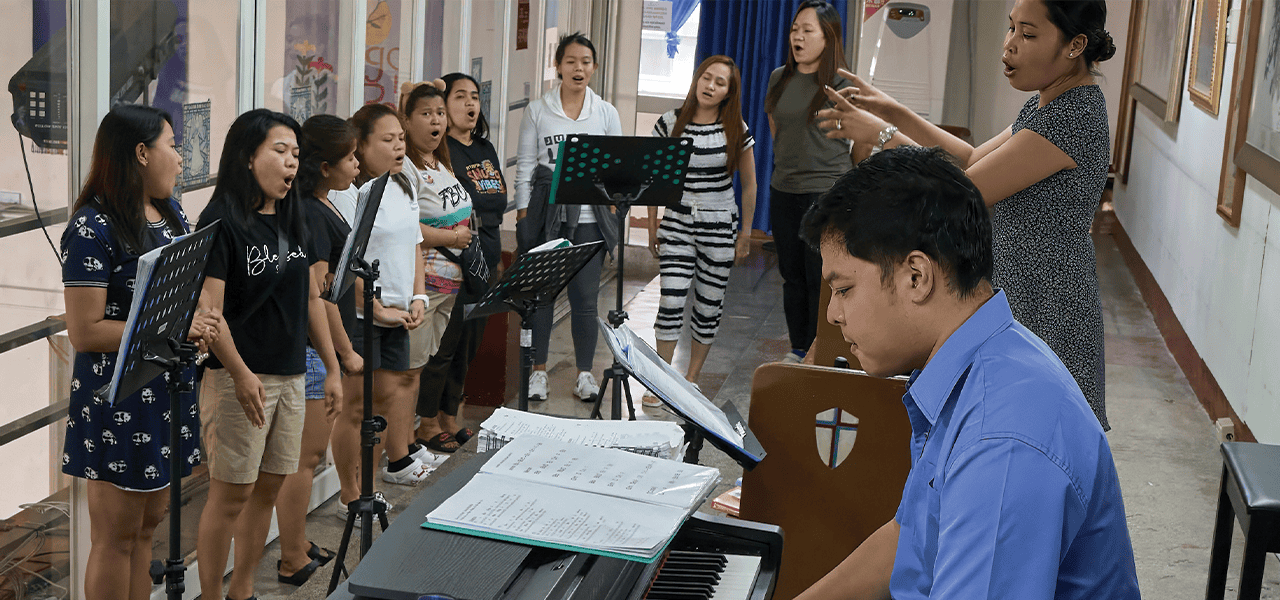 Jethro Natividad dirige el coro. Ambos jóvenes sirven en la parroquia de Taichung y fueron aceptados como seminaristas Maryknoll. (Paul Jeffrey/Taiwán)