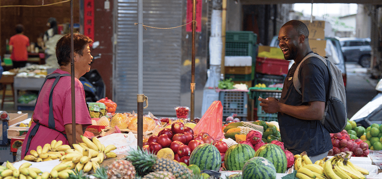 Josephat Odundo, un seminarista Maryknoll, aprendió mandarín en Taiwán durante su entrenamiento y ahora continúa sus estudios en la universidad Catholic Theological Union en Chicago. (Paul Jeffrey/Taiwán)