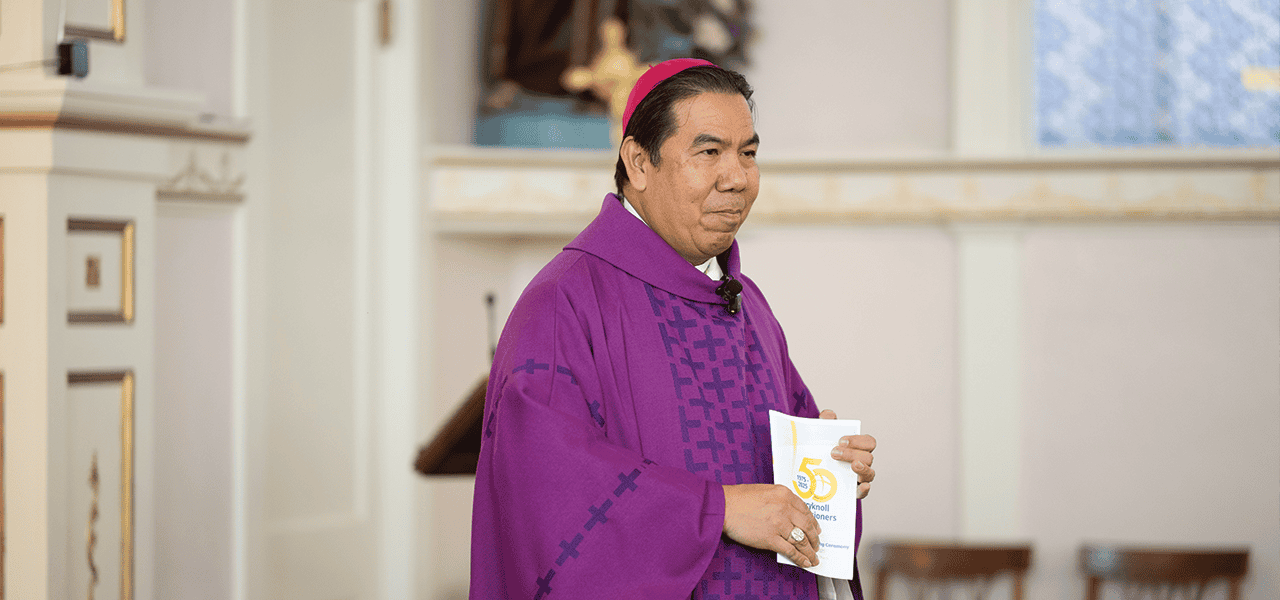 En la Iglesia Holy Family en El Paso, Texas, el Obispo Anthony Celino preside la Misa de envío. (José García/EE. UU.)