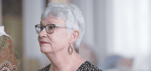 Dorothy Ritter escucha atentamente la liturgia durante la Misa y ceremonia de envío. (José García/EE. UU)