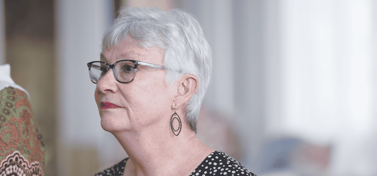 Dorothy Ritter escucha atentamente la liturgia durante la Misa y ceremonia de envío. (José García/EE. UU)