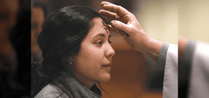 Una joven recibe la imposición de las cenizas en la iglesia Sacred Heart en Prescott, Arizona, al inicio del tiempo cuaresmal en preparación para la Resurrección de Cristo. (OSV News, Bob Roller/EE. UU.)