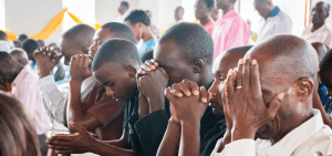Feligreses rezando en una parroquia de Maryknoll en Manatini, Mwanza, Tanzania. (Nile Sprague/Tanzania)