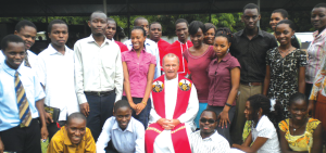 El Padre Maryknoll Michael Snyder rodeado de estudiantes de la