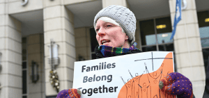 Susan Gunn, directora de la Oficina de Asuntos Globales Maryknoll, asiste a una vigilia de oración en la sede del Servicio de Inmigración y Control de Aduanas en Washington, D.C., en 2025. (OSV News/Leslie E. Kossoff)