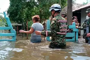 La Gobernación de Córdoba (Colombia) informó el 9 de febrero que miembros de las Fuerzas Militares llegaron al corregimiento de La Madera, en San Pelayo, para evacuar a las familias atrapadas por las inundaciones. (Gobernación de Córdoba/Colombia).