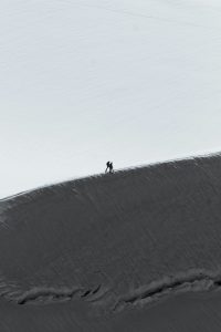 Dos personas en una montaña, disponible en el dominio público a través de Unsplash.