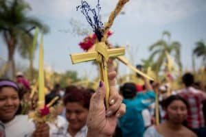 La gente alza las hojas de palma en señal de bendición durante una misa del Domingo de Ramos celebrada el 24 de marzo de 2024 en Managua, Nicaragua. (OSV News/Maynor Valenzuela, Reuters)