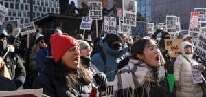 Imagen destacada: Manifestantes asisten a una protesta llamada “ICE Out” (fuera ICE) en Minneapolis el 30 de enero del 2026 después de las muertes de Renee Nicole Good y Alex Pretti a manos de agentes federales de inmigración de Estados Unidos. Los manifestantes levantaron carteles que decían “No trabajo, no escuela, no compras” en huelgas en varias ciudades de Estados Unidos en ese día en oposición a las redadas de inmigración de la administración Trump. (OSV News photo/Tim Evans, Reuters)
