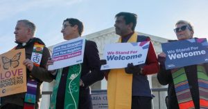 Un pequeño grupo de clérigos se reúne para celebrar una vigilia frente a la Corte Suprema de los Estados Unidos en Washington el 24 de marzo de 2026, antes de que se celebren las vistas del caso Noem contra Al Otro Lado, en el que se determinará si los no ciudadanos retenidos en el lado mexicano de la frontera por funcionarios estadounidenses pueden solicitar asilo. (OSV News/Jonathan Ernst, Reuters)