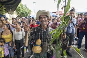Un miembro de un grupo de danza folclórica actúa en el Festival Anual del Maíz, celebrado en la parroquia del Dulce Nombre de María, en Chalatenango (El Salvador). (Octavio Durán/El Salvador)