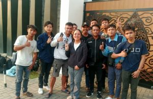 La misionera laica Maryknoll Thu Tam "T.T." Hoang (en el centro) se ha hecho amiga de diez trabajadores migrantes indonesios explotados en Camboya. A medida que el Gobierno camboyano toma medidas enérgicas contra las operaciones fraudulentas, trabajadores como ellos —que habían sido atraídos desde sus países de origen con la promesa de mejores empleos— se encuentran sin trabajo, abandonados y lejos de casa. (Cortesía Maryknoll Lay Missioners/Camboya).
