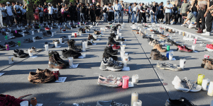 Pares de zapatos que representan a las víctimas se muestran durante una vigilia en la plaza del Zócalo, en la Ciudad de México el 15 de marzo de 2025, por las víctimas de la fosa común clandestina recientemente encontrada en Teuchitlán, en el estado de Jalisco. Los líderes católicos de México rezaron por los desaparecidos del país e instaron a la población y a sus líderes políticos a escuchar a las víctimas de la violencia, en medio de la indignación por el descubrimiento de fosas comunes y hornos para incinerar cadáveres en un complejo del cártel de la droga. (OSV News/Seila Montes, Reuters)