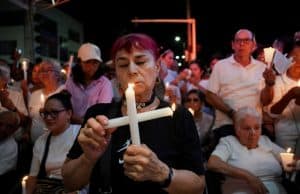 Una mujer participa una vigilia en Cali, Colombia, el 24 de agosto de 2025, recordando a las víctimas de un atentado con coche bomba en inmediaciones de la Base Aérea “Marco Fidel Suárez”, atribuido a disidencias de las FARC, que causó múltiples víctimas. Al menos 18 personas han muerto y decenas han resultado heridas en dos ataques separados en Colombia, lo que agrava la crisis de seguridad más grave el país ha atravesado en décadas. (OSV News/Jair F. Coll, Reuters)