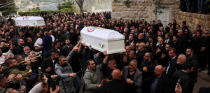 Los ataúdes de Pierre Moawad, dirigente del partido cristiano "Fuerzas Libanesas", y de su esposa, Flavia, llegan en un cortejo fúnebre a la iglesia de San Simón en Yahchouch, Líbano, el 7 de abril de 2026. La pareja murió en un ataque israelí contra un apartamento al este de Beirut en la madrugada del 5 de abril. (OSV News/Yara Nardi, Reuters)
