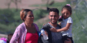 Una familia de migrantes cubanos, incluida una mujer embarazada, camina para entregarse a la Patrulla Fronteriza de EE.UU. en Eagle Pass, Texas, el 29 de septiembre de 2023. La USCCB se pronunció el 13 de abril de 2026, después de que los informes que detallan las condiciones perjudiciales que enfrentan las madres embarazadas y puérperas detenidas por el Servicio de Inmigración y Control de Aduanas de EE.UU. (ICE) se volvieran más frecuentes, dirigiéndose al nuevo director del Departamento de Seguridad Nacional para expresar su "grave preocupación" por el trato a las madres gestantes o con niños recién nacidos. (OSV News/Brian Snyder, Reuters)