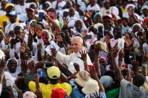 El Papa León XIV entre los fieles, el día en que dirigió a los reunidos en el santuario de "Mama Muxima" en la recitación del rosario durante su viaje apostólico por África, en Muxima, Angola, el 19 de abril de 2026. (OSV News/Guglielmo Mangiapane, Reuters)