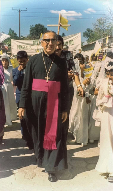 Una foto de Octavio Durán retrata a Monseñor Romero entre la gente en la celebración de una Primera Comunión en El Salvador. (Octavio Durán/ El Salvador)