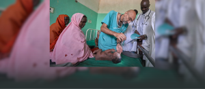 El Dr. Tom Catena, un misionero laico católico de Estados Unidos, examina a un bebé durante su ronda, a finales de abril, en el Hospital Madre de la Misericordia de Gidel, una localidad situada en las montañas de Nuba, en Sudán. Este hospital católico, en el que Catena suele ser el único médico, es el único centro de referencia en esta zona devastada por la guerra. (CNS/Paul Jeffrey/Sudán)