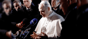 El Papa León XIV se dirige a los medios de comunicación antes de abandonar la residencia papal de Castel Gandolfo, Italia, el 31 de marzo de 2026, para regresar al Vaticano. El Papa León XIV hizo un llamamiento a los líderes mundiales, entre ellos al presidente Donald Trump, a quien mencionó por su nombre, para que reduzcan la tensión de la guerra en Oriente Medio. (OSV News/Remo Casilli, Reuters)