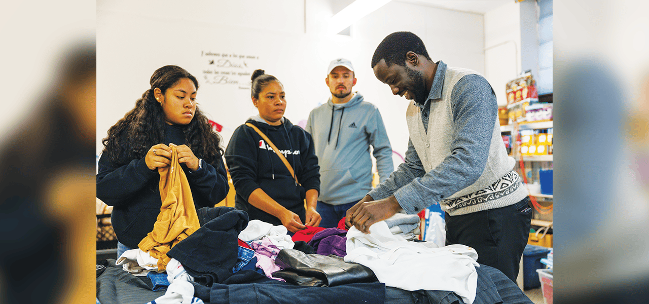 Mientras estudiaba para su maestría de Divinidad en Chicago, Mutobera sirvió junto a otros voluntarios en el ministerio para inmigrantes de la parroquia Madre de las Américas, Chicago. (Octavio Durán/EE. UU.)