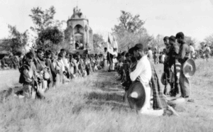 Tropas cristeras oran antes de combatir en Los Altos de Jalisco. / Crédito: Colección Casasola, Serie Revolución Cristera. 1927~ Fototeca Nacional. Coordinación Nacional de Difusión © Secretaría de Cultura. Instituto Nacional de Antropología e Historia. CC BY-NC-ND 4.0 https://repositorio.inah.gob.mx/o-626295