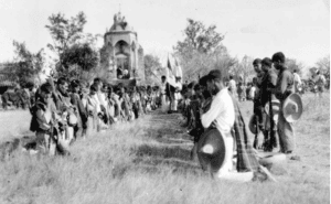 Tropas cristeras oran antes de combatir en Los Altos de Jalisco. / Crédito: Colección Casasola, Serie Revolución Cristera. 1927~ Fototeca Nacional. Coordinación Nacional de Difusión © Secretaría de Cultura. Instituto Nacional de Antropología e Historia. CC BY-NC-ND 4.0 https://repositorio.inah.gob.mx/o-626295