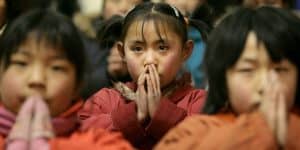 En esta foto de archivo se ve a unos niños rezando durante una misa en una iglesia católica de un pueblo a las afueras de Taiyuan, China. Los niños son los que "sufren las peores consecuencias" de las violaciones de la libertad religiosa a nivel internacional, según afirmaron los ponentes en una audiencia celebrada el 30 de abril de 2026 por la Comisión de los Estados Unidos para la Libertad Religiosa Internacional. (OSV News/Reinhard Krause, Reuters)