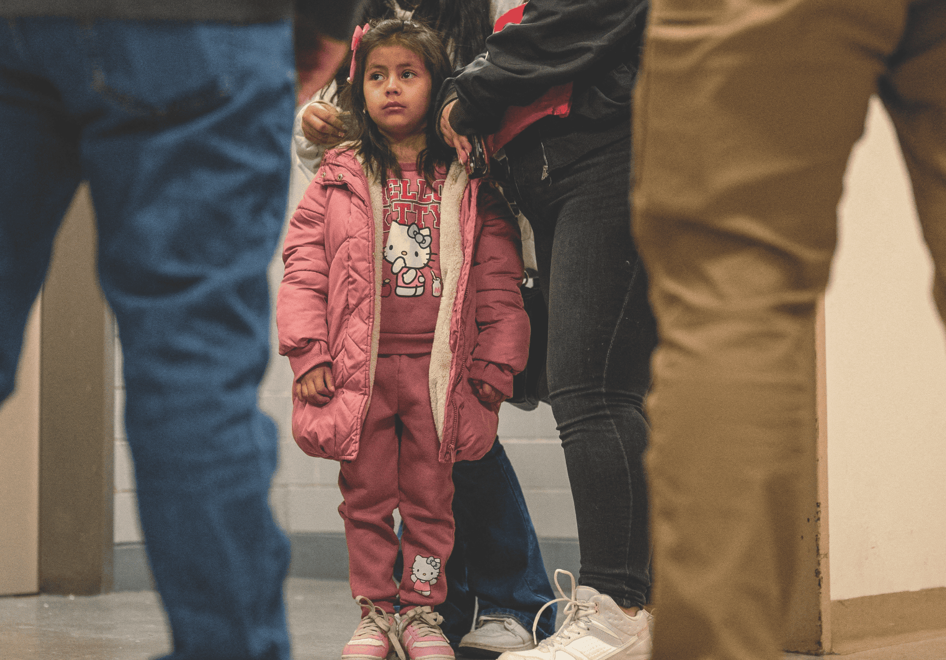Una niña camina en Gaza durante la guerra entre Gaza e Israel con una olla para conseguir comida el 25 de agosto del 2024. (Jaber Jehad Badwan, vía Wikimedia Commons)