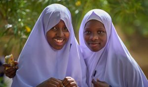 Imagen destacada: Estudiantes en la escuela secundaria Kitangiri, una escuela pública de escasos recursos en Mwanza, Tanzania. (Paul Jeffrey/Tanzania)