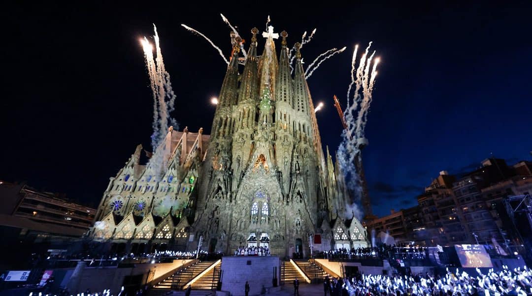 Papa León bendice torre de la Sagrada Familia