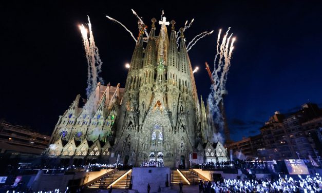 Papa León bendice torre de la Sagrada Familia