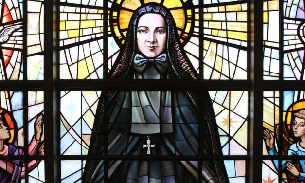 El Papa León XIV venera el corazón de la Madre Cabrini