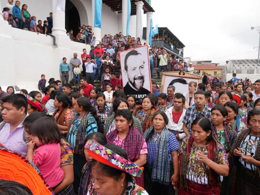 El pueblo maya Tz’utujil de Santiago Atitlán, en el departamento de Sololá, rinde homenaje al legado del beato padre Stanley Rother, quien no solo prestó servicio como misionero en el ámbito pastoral en esta comunidad, sino que también impulsó proyectos de desarrollo social, educativo y comunitario. 