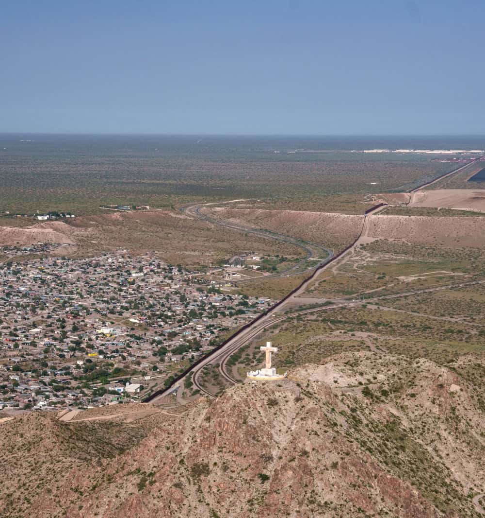 Una vista aérea muestra una cruz en la cima del Monte Cristo Rey, cerca de la frontera entre Estados Unidos y México, en Sunland Park, Nuevo México. La Diócesis de Las Cruces calificó los planes de expropiar terrenos del lugar de peregrinación para construir un tramo del muro fronterizo como una «afrenta a la libertad religiosa» en una respuesta de oposición presentada el 19 de junio ante el Tribunal Federal de Distrito para el Distrito de Nuevo México. (OSV News/Paul Ratje, Reuters)