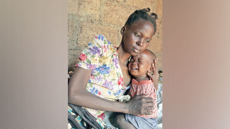 Una mujer con sida consuela a su hijo de 21 meses en el barrio de Ngombe, en Lusaka,Zambia, el 17 de mayo. El sida ha dejado huérfanos a más de 800.000 niños zambianos y ha causado la muerte de cerca de 700.000 personas en el país desde que se notificó el primer caso. (CNS, Reuters/Zambia)