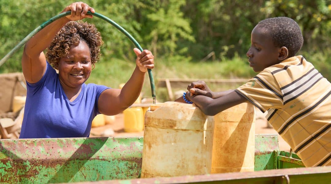 El aqua fluye en Kibwezi