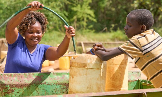 El aqua fluye en Kibwezi