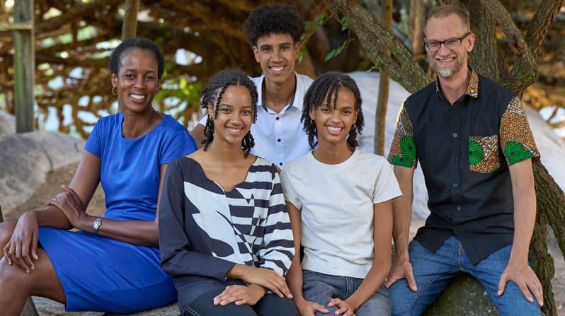 Una fotografía reciente muestra a la familia Veryser, que se unió a los Misioneros Laicos<br />
Maryknoll en 2018. De izquierda a derecha: Loyce, los mellizos Abigail y Justin (ahora de 17<br />
años de edad), Claire (de 15 años de edad) y Stephen en Mwanza, Tanzania. (Paul Jeffrey/Tanzania)
