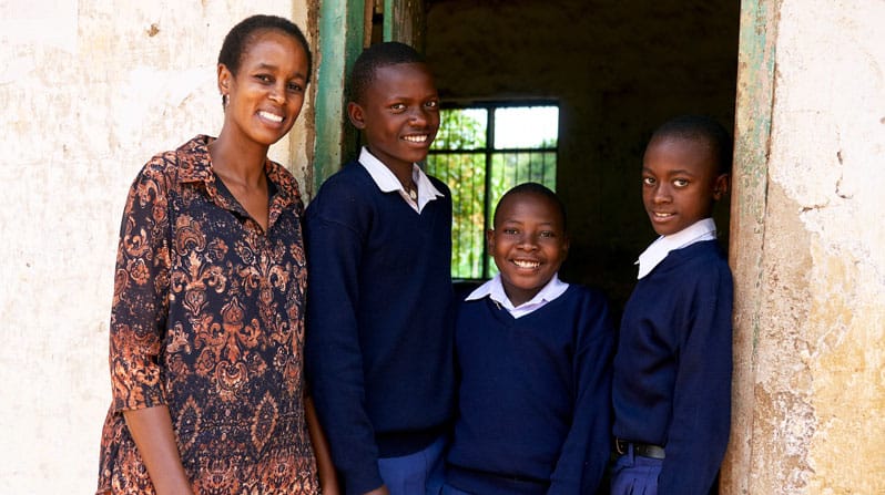 Loyce Veryser, misionera laica Maryknoll y originaria de Tanzania, desempeña diversas<br />
funciones en la escuela pública donde enseña a estudiantes de bajos ingresos, en lugar de<br />
aceptar un empleo bien remunerado en una escuela privada. (Paul Jeffrey/Tanzania)