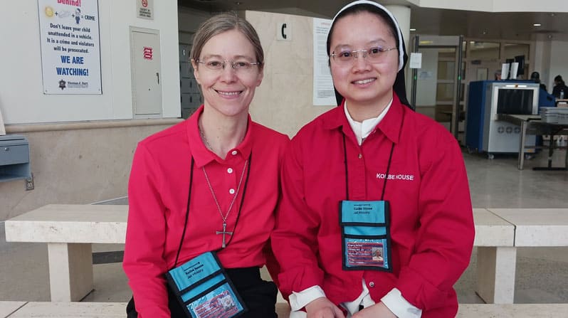 La Hermana Maryknoll Julia Shideler y la Hermana dominica Tien Mai dirigen sesiones de<br />
Oración Centrada todos los viernes a doce internos en la cárcel del condado de Cook, como<br />
parte del ministerio penitenciario Kolbe House de la Arquidiócesis de Chicago. (Catherine Luchins/EE. UU.)
